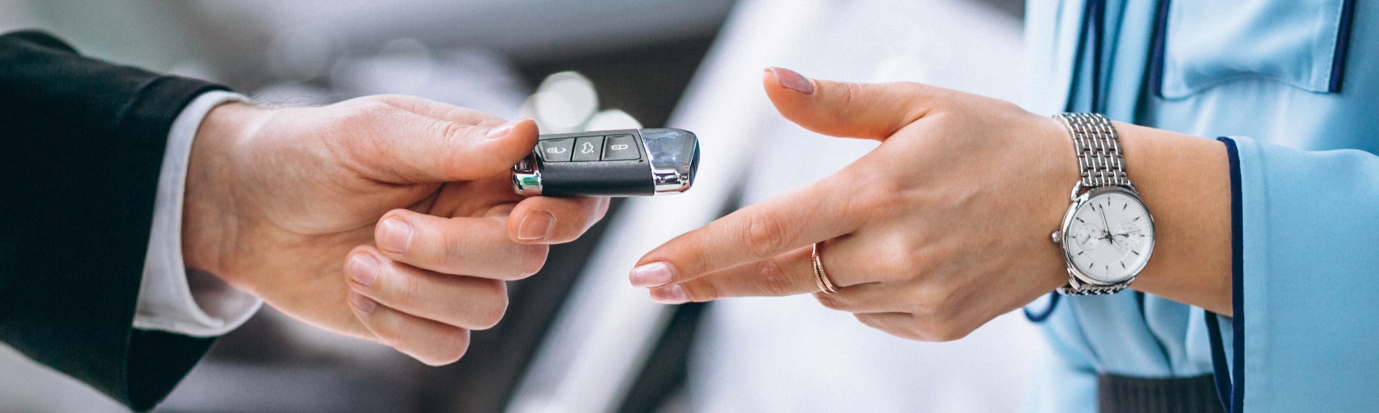 Właściciel firmy trzymający kluczyki od auta wziętego w leasing operacyjny