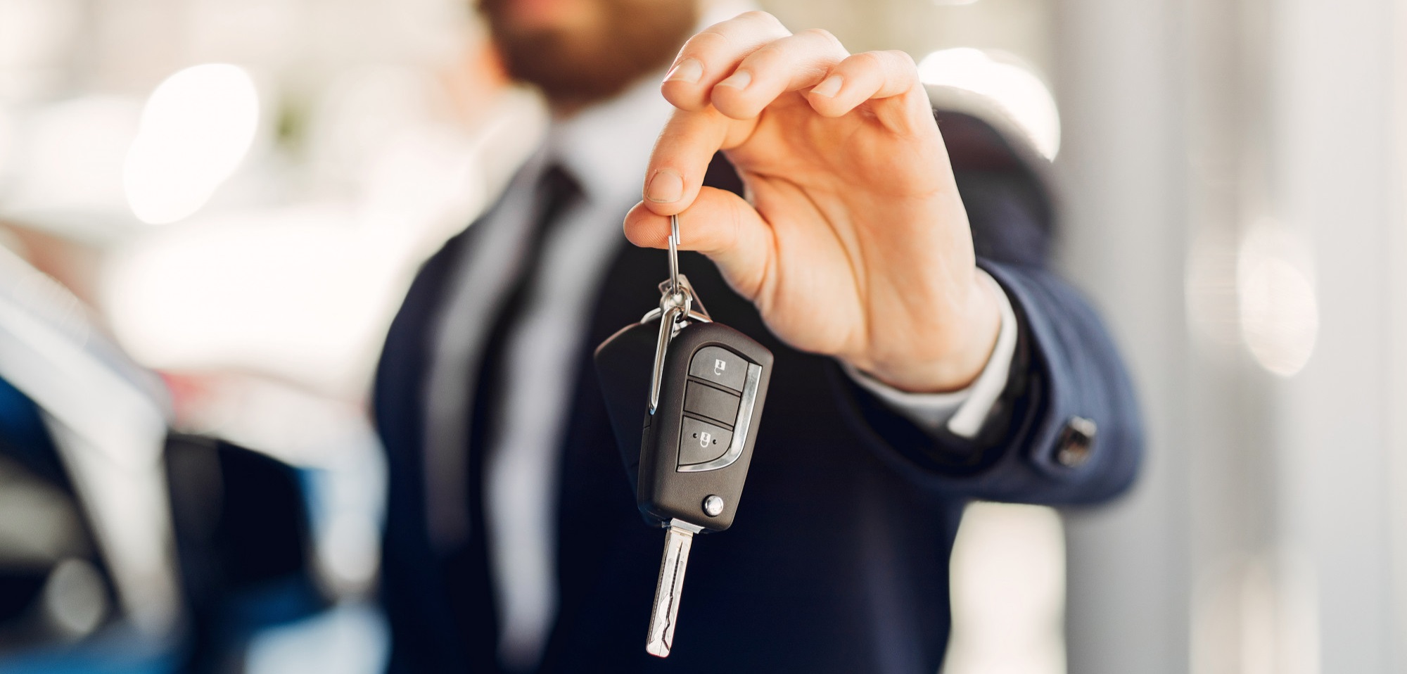 Właściciel firmy odbierajacy kluczyki od samochodu