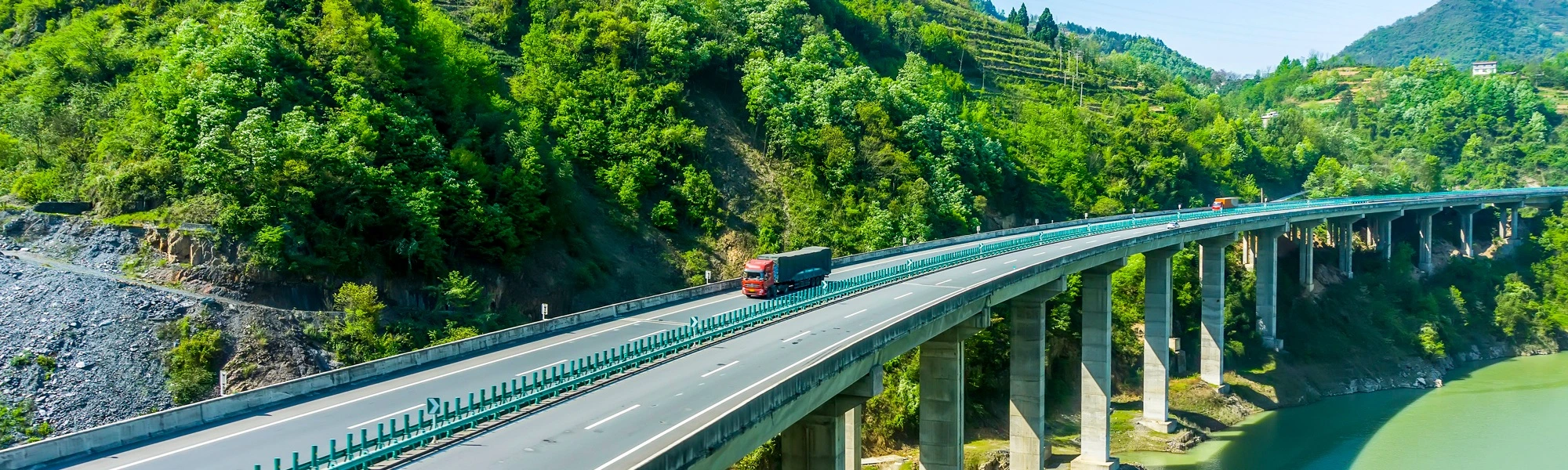 Ciągnik siodłowy firmy transportowej przechodzącej restrukturyzację podczas transportu towarów
