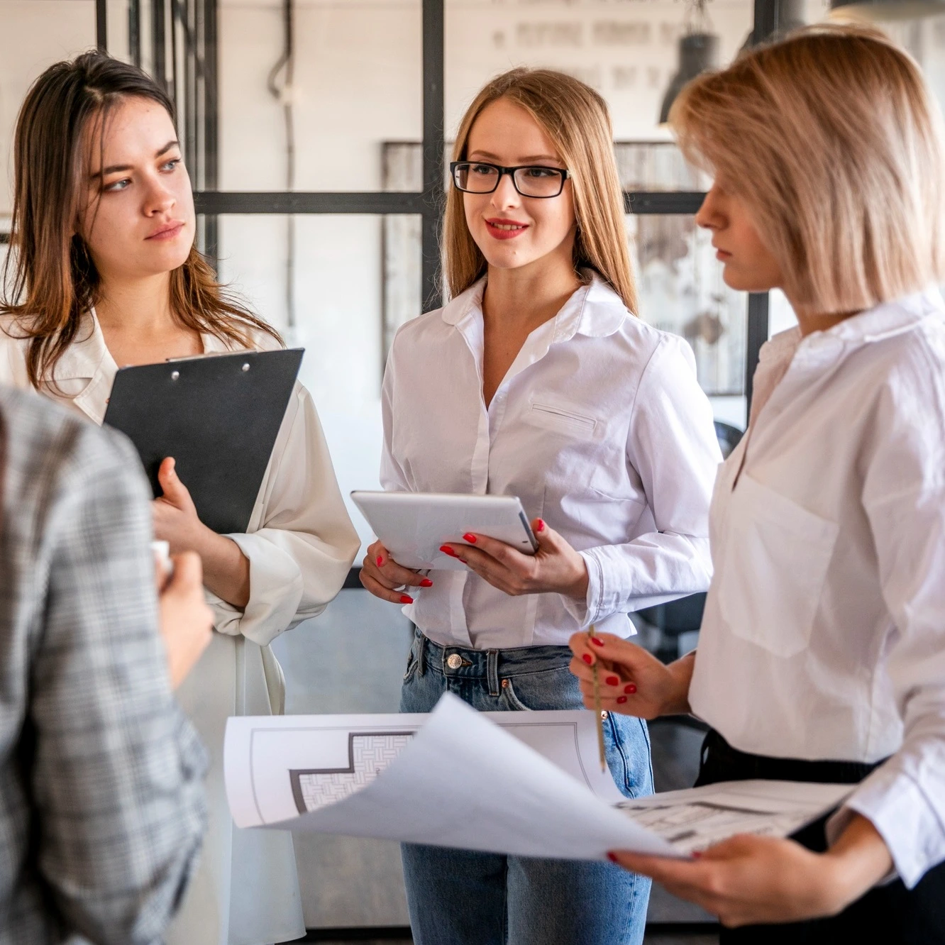 Zarząd spółki cywilnej podczas narady przed restrukturyzacją